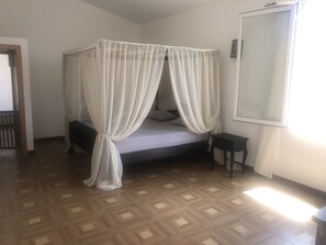 3 bedrooms, in-room safe, iron/ironing board, free WiFi
