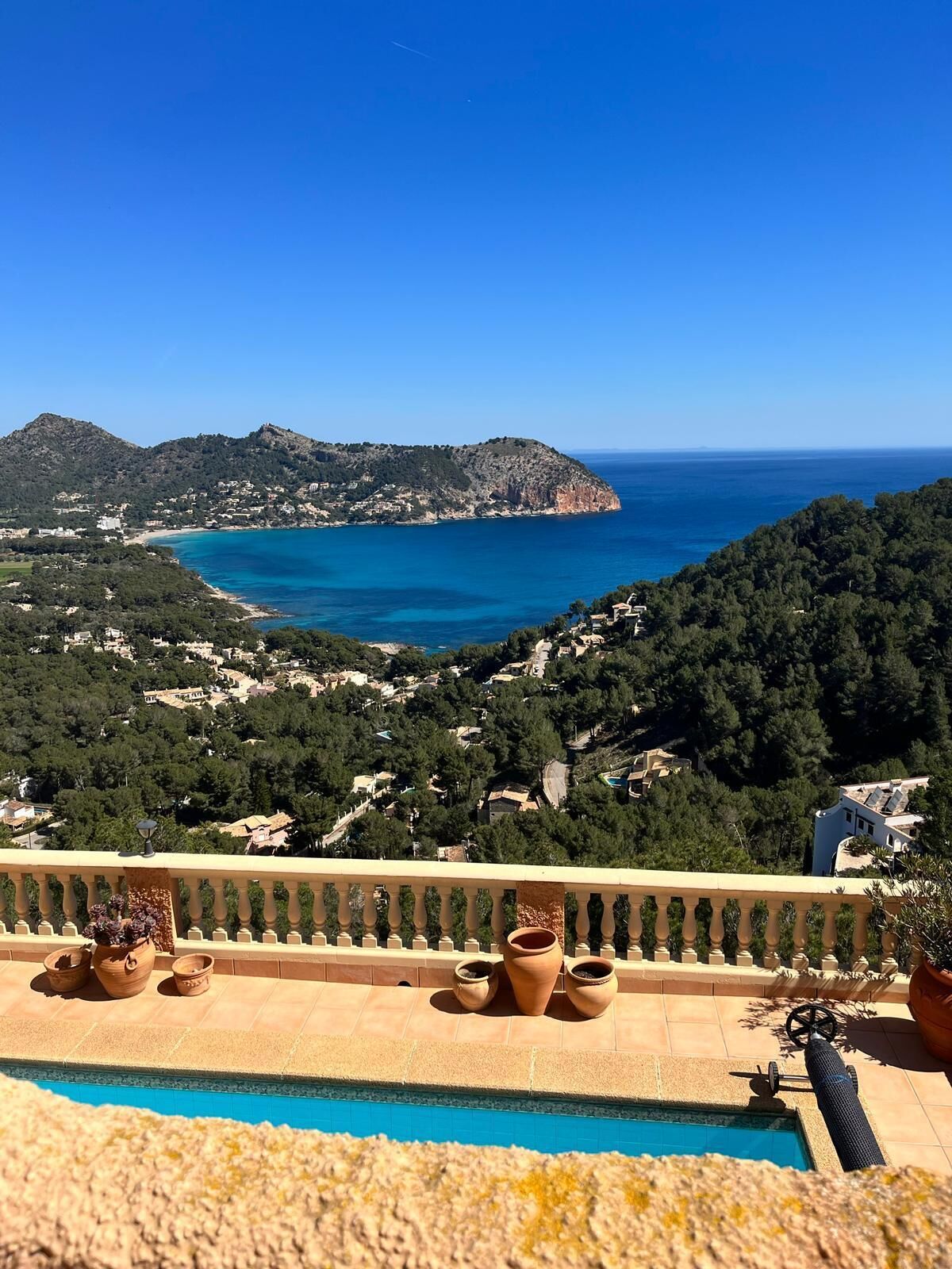 Utendørsbasseng og et oppvarmet basseng