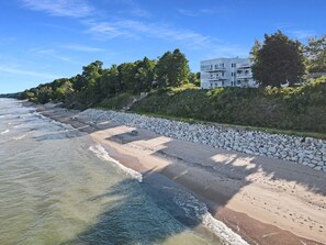 Una spiaggia nelle vicinanze
