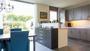 Microwave, oven, coffee/tea maker, toaster - 1 King Bedroom Nixon Guest House (Stevenage)