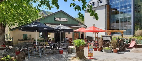 Déjeuner et dßner servis sur place, spécialités Cuisine locale
