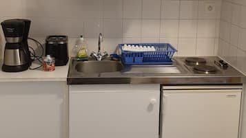 Refrigerador con freezer, microondas, horno, placa de cocina