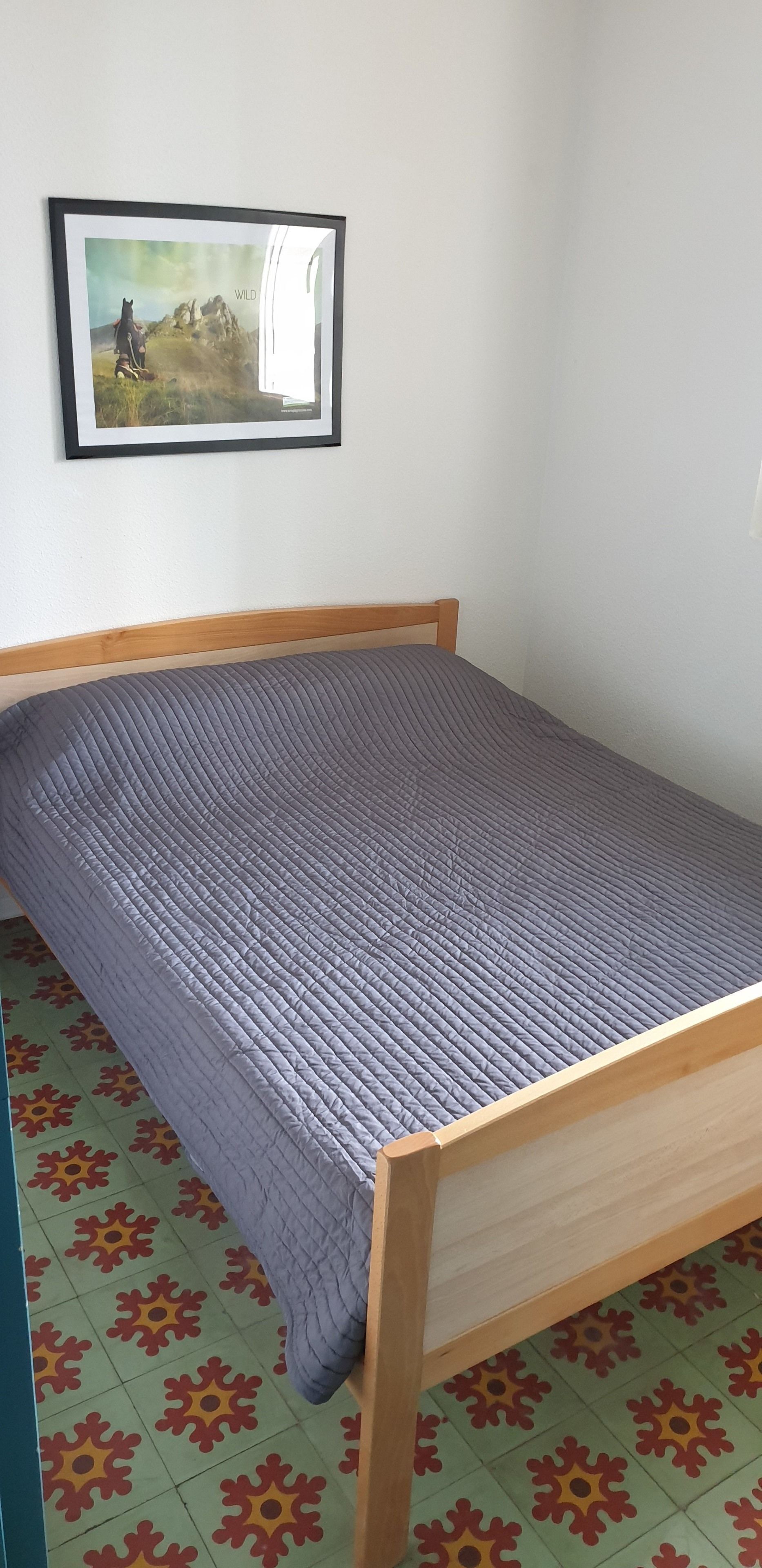 Tabla de planchar con plancha, wifi gratis y ropa de cama 