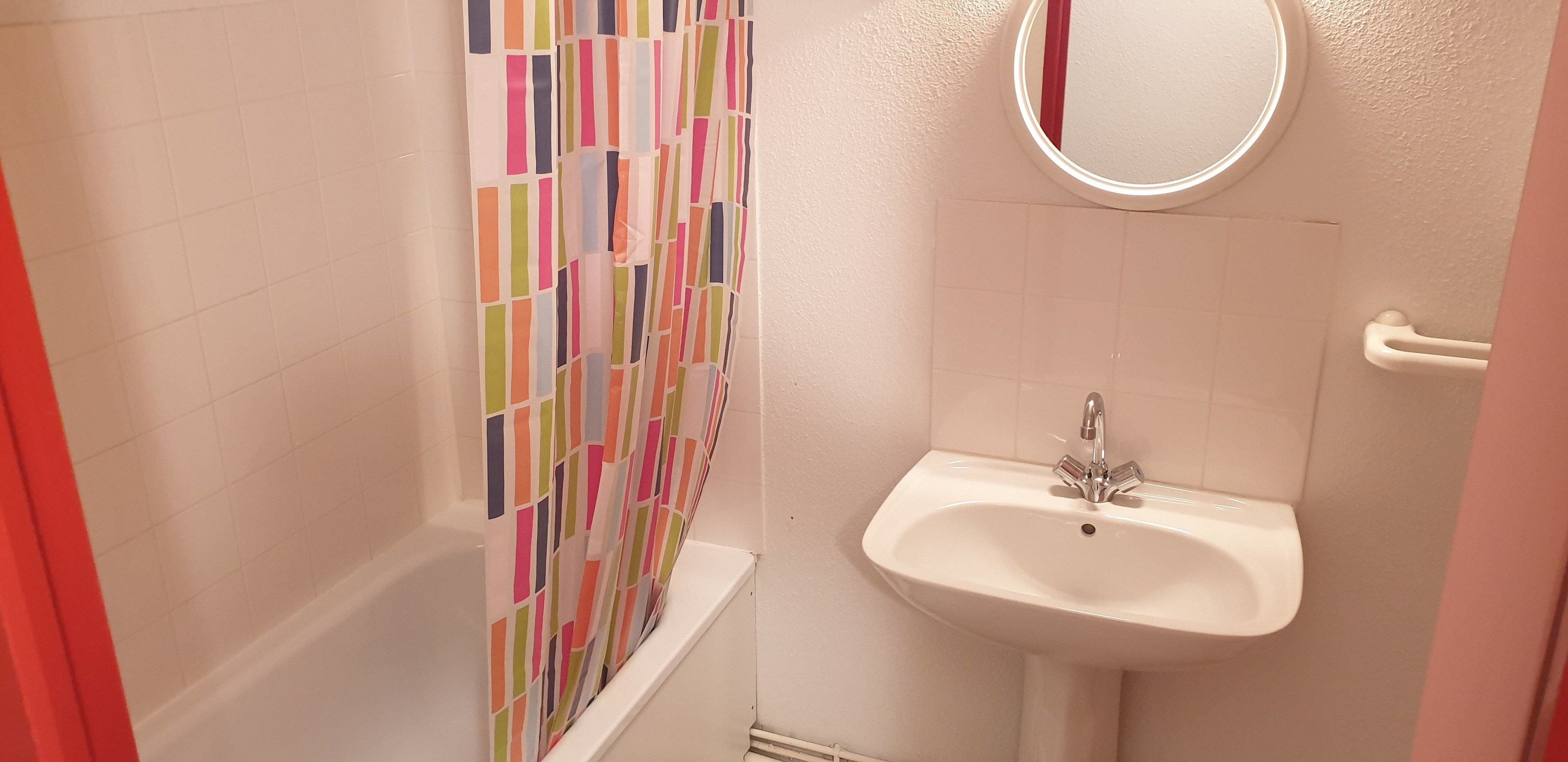 Studio (Chevreuil) | Bathroom | Hair dryer, towels, soap, shampoo