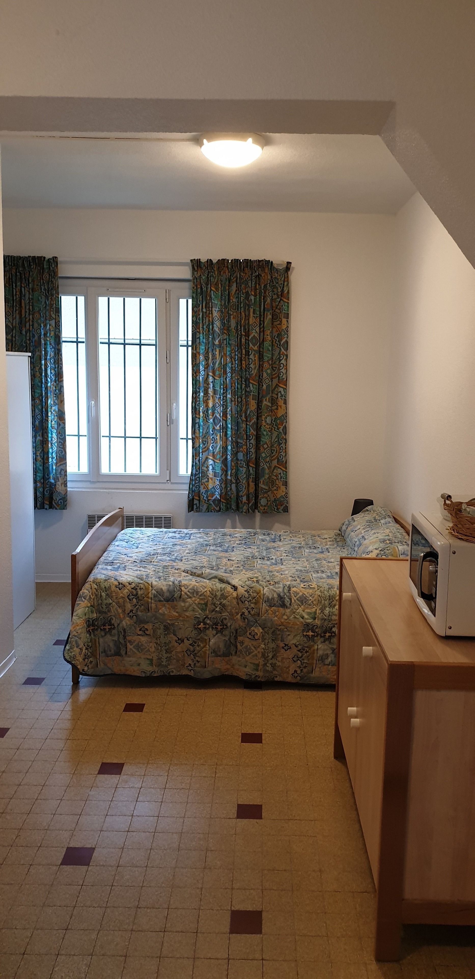 Tabla de planchar con plancha, wifi gratis y ropa de cama 