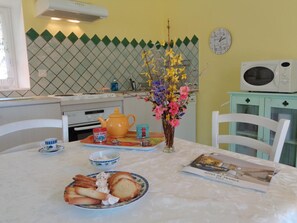 Dining - Charming cottage with private garden in Lentigny (Lentigny)