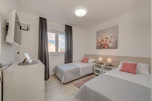 2 bedrooms - Apartment in center ( NEW, PRIVATE PARKING ) (Trogir)