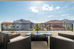 Outdoor dining - Apartment in center ( NEW, PRIVATE PARKING ) (Trogir)