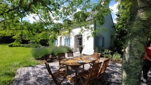 Outdoor dining - Beautiful traditional architect villa, 400m from the beach, 8000m2 garden (Loctudy)