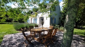 Outdoor dining - Beautiful traditional architect villa, 400m from the beach, 8000m2 garden (Loctudy)