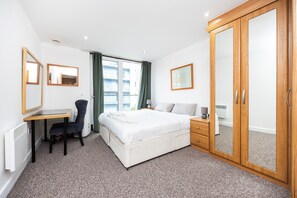 3 habitaciones, tabla de planchar con plancha, wifi y ropa de cama 