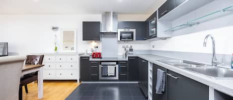 Refrigerador, microondas, horno y parrilla de estufa