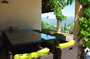 Outdoor dining - Villa with pool and panoramic view near Nice (Carros)