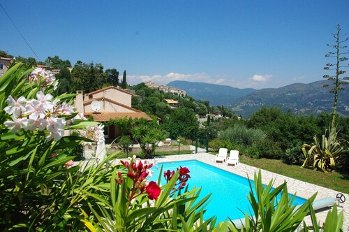 Villa avec piscine et vue panoramique proche Nice