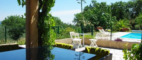 屋外ダイニングエリア