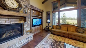 Fernseher, Kamin, DVD-Player