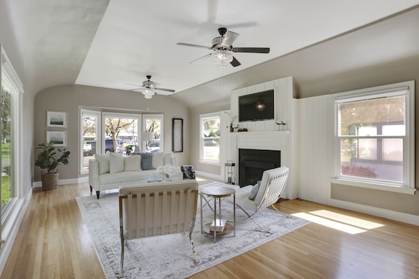 Fernseher, Kamin, Bücher, Arbeitsbereiche