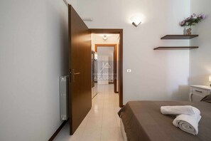 1 室のベッドルーム、アイロン / アイロン台、WiFi (無料)