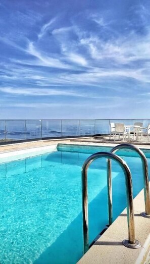 Vila, piscina particular, vista para o mar | Área de estar | TV de tela plana, console de videogame, Netflix
