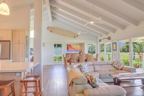 TV, books, offices - Tropical & Elegant- Sleeps 8- Ocean/Waterfall Views (Princeville)