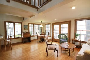 Smart-tv, dvd-spelare, böcker och en stereo