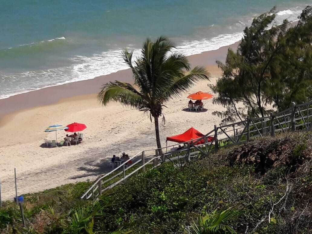Na praia, areia branca, toalhas de praia, bar na praia 