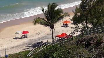 Na praia, areia branca, toalhas de praia, bar na praia