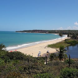 En la playa, arena blanca, toallas de playa, bar en la playa