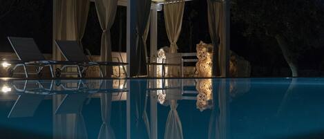 Piscine extérieure, chaises longues