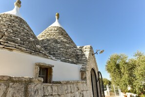 Exterior - Stylish Trulli with Private Pool for 4 guests in Puglia (Castellana Grotte)