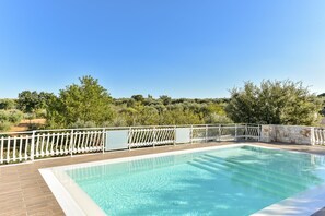 Piscina externa, espreguiçadeiras