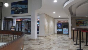 A spacious lobby with a tiled floor, a central column, and a restaurant named "Ravanderia" in the background. - Across from the Beach Edificio El Nuevo Conquistador Apto 612 Barrio El Laguito (Cartagena)