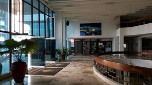 A spacious lobby with large windows, a central staircase, and a modern design. - Across from the Beach Edificio El Nuevo Conquistador Apto 612 Barrio El Laguito (Cartagena)