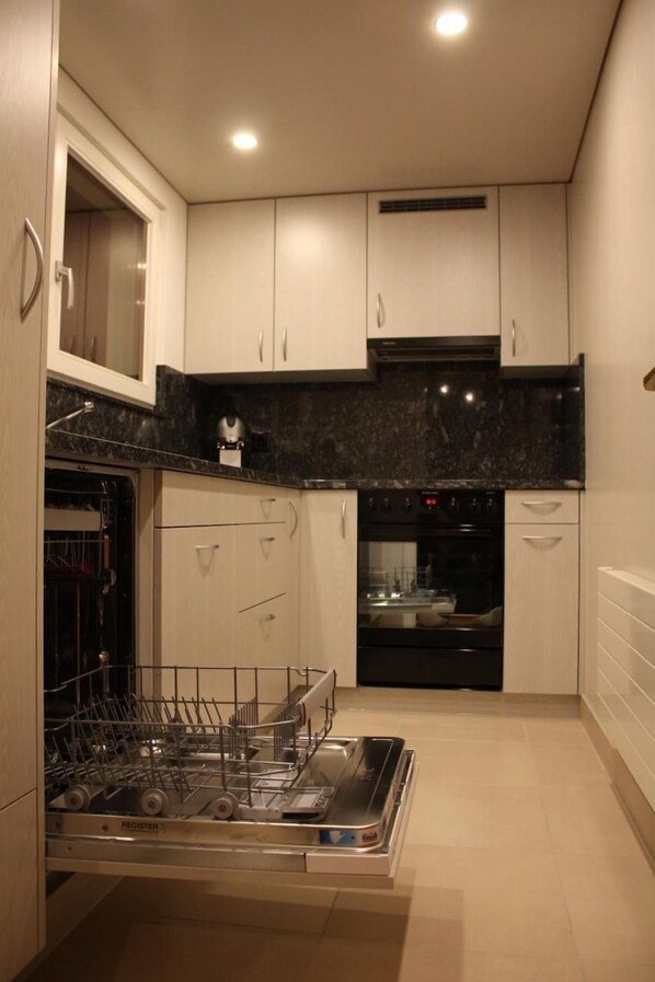 Réfrigérateur, four, plaque de cuisson, lave-vaisselle