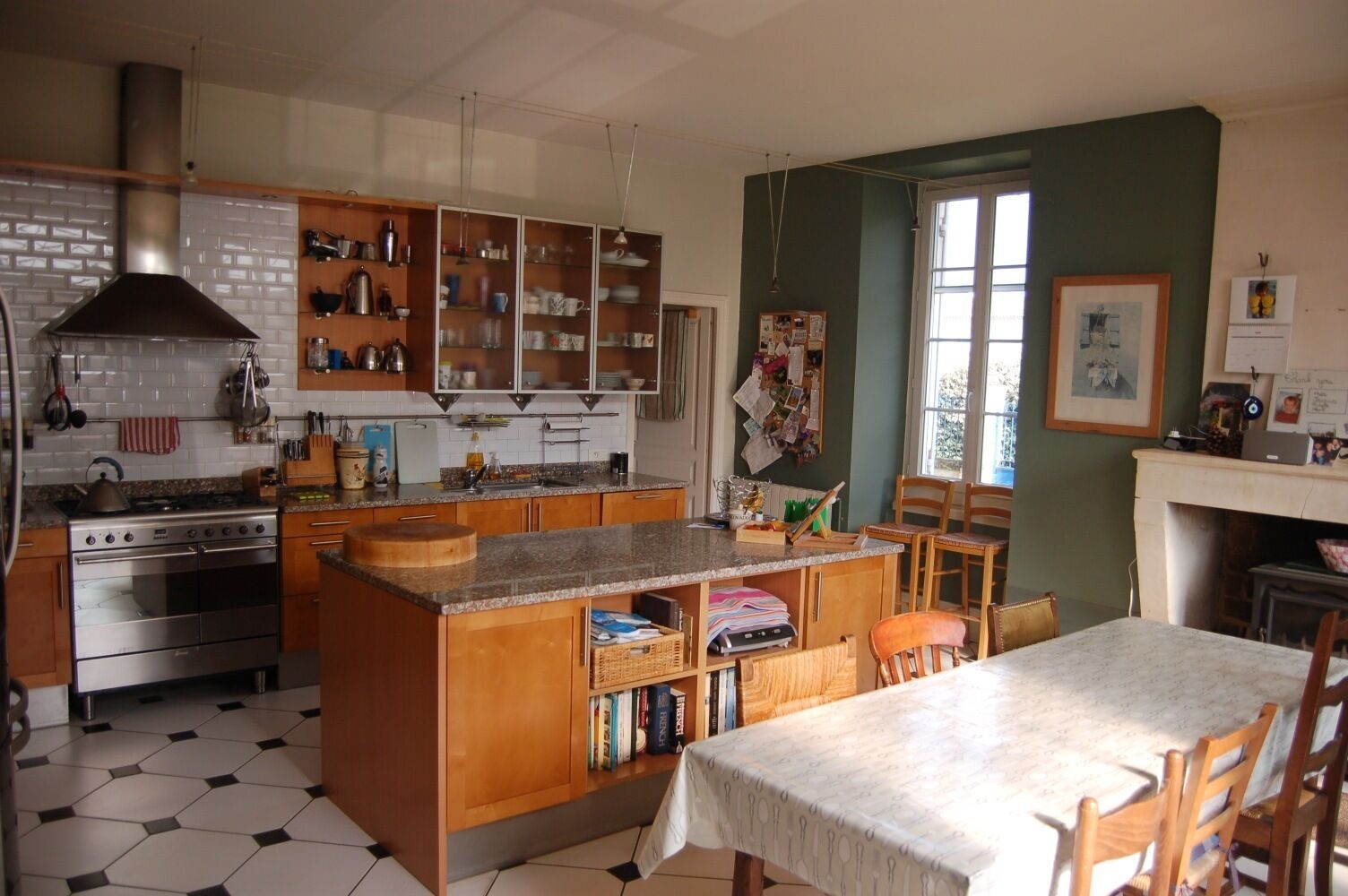 Cafetière/bouilloire, réfrigérateur, micro-ondes, four