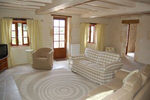 TV connectée, lecteur de DVD, table de tennis de table, livres