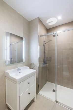 Kombinert dusj/badekar, hårføner, bidé og håndklær