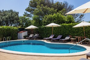 Utendørsbasseng og solsenger