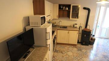 Fridge, microwave, oven, cookware/dishes/utensils