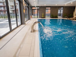 Innendørsbasseng og et oppvarmet basseng