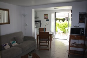 Televisie, een dvd-speler, boeken en een muziekbibliotheek