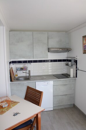 Réfrigérateur, micro-ondes, plaque de cuisson, lave-vaisselle