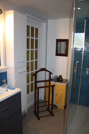 Een haardroger, handdoeken, zeep, shampoo