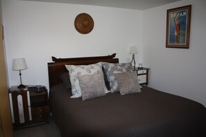 1 slaapkamer, een bureau, een strijkplank/strijkijzer, wifi