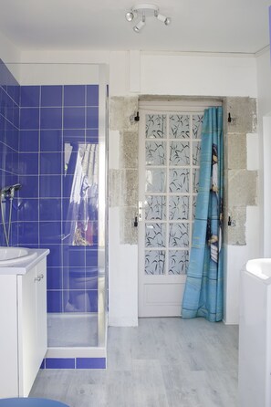 Ducha, secador de pelo, toallas