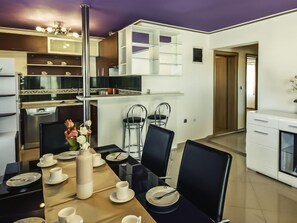 Kühlschrank, Ofen, Geschirrspüler, Kochgeschirr/Geschirr/Besteck