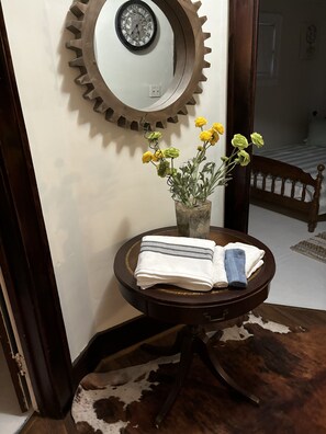 3 chambres, matelas mémoire de forme, bureau, fer et planche à repasser