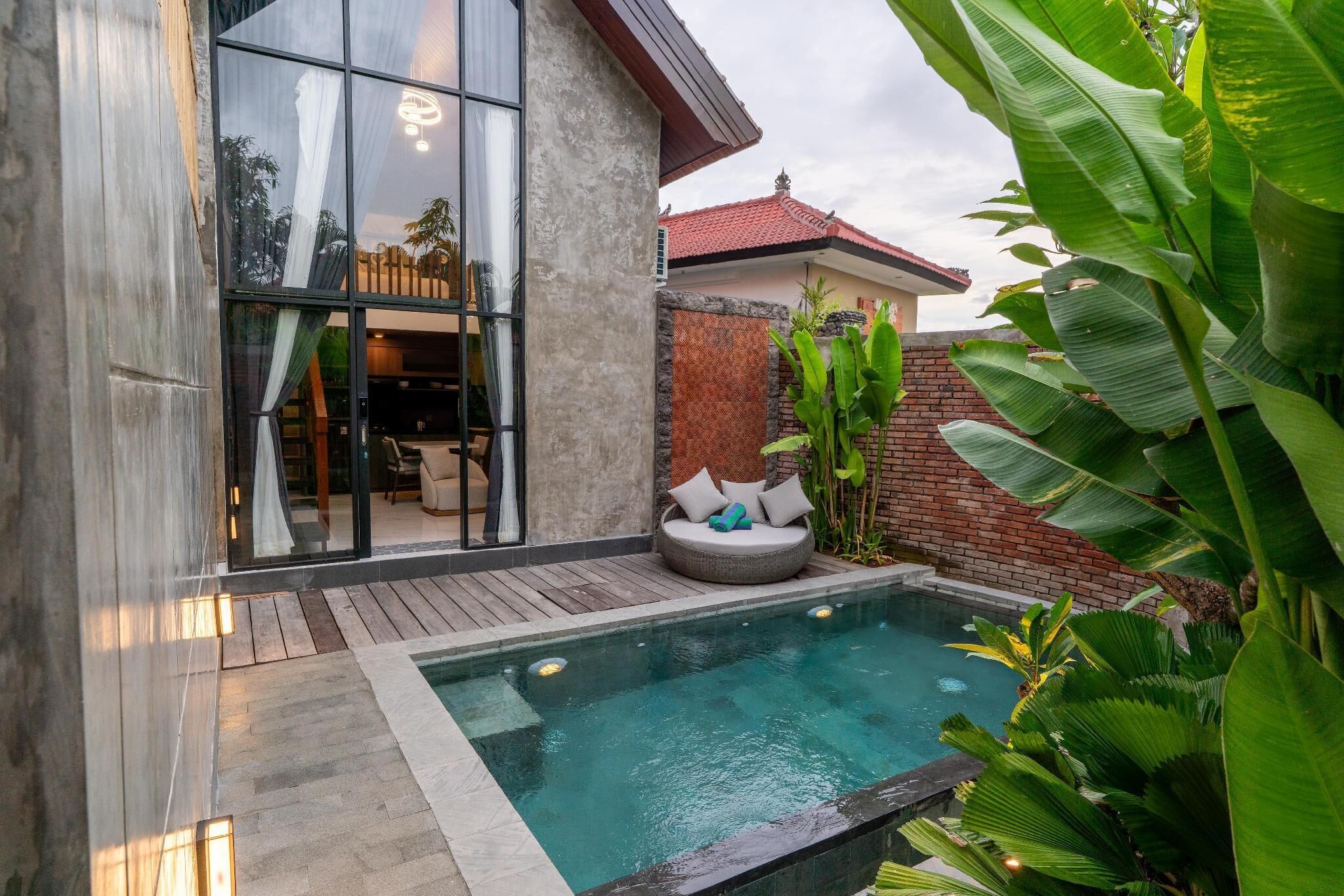 Piscina | Una piscina al aire libre, sombrillas