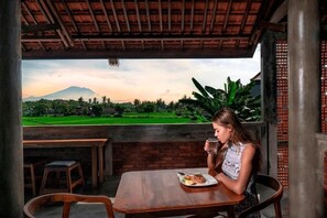 Outdoor dining - Utamas Keramas (Gianyar)