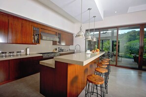 冰箱、微波炉、烤箱、炉灶